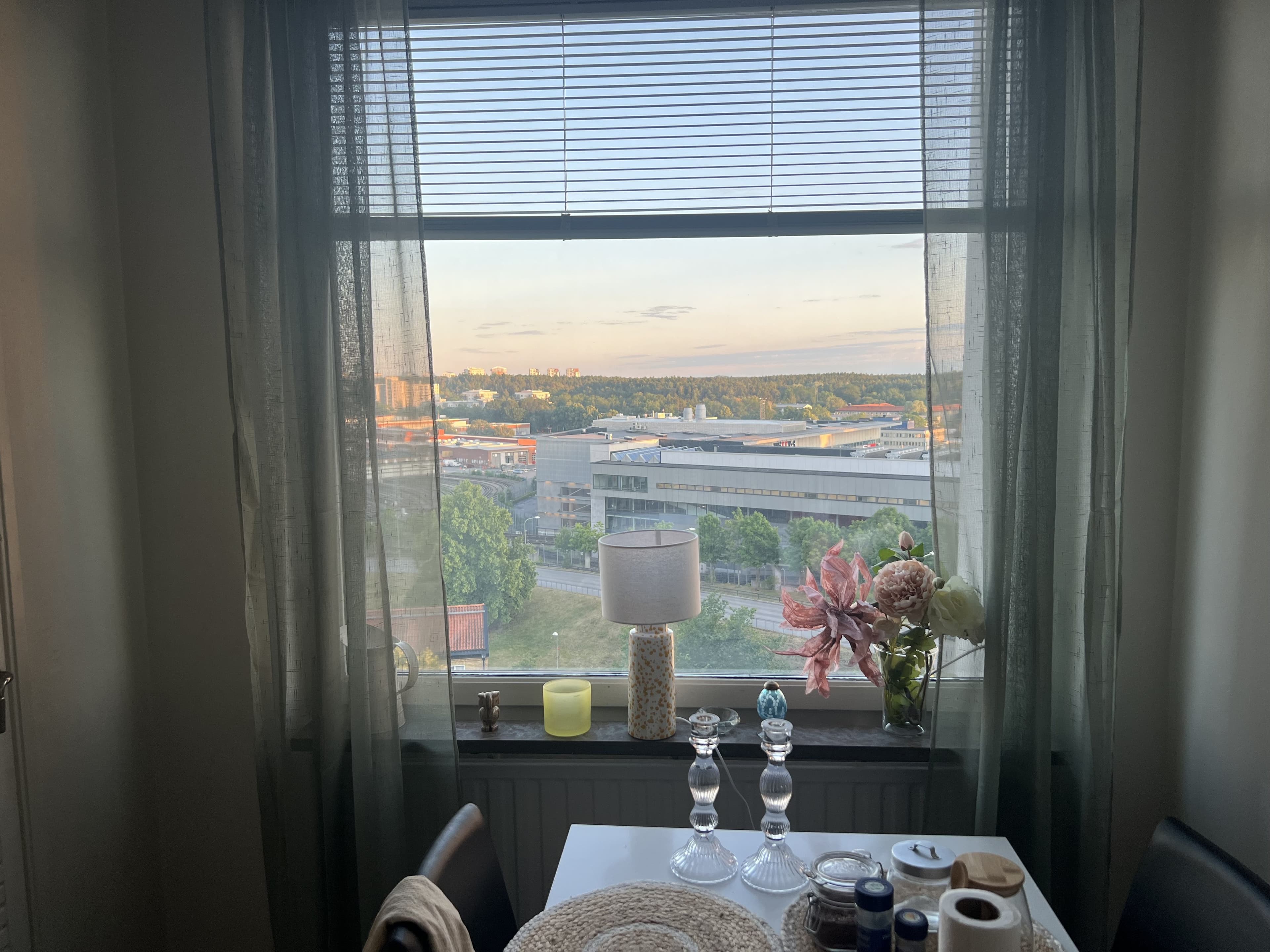 Vällingbyvägen i Vällingby